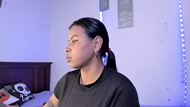 Snapshot of Michluxe_69 chatting on 9, 11, 2025 Michluxe 69 online show from 9, 11, 2025