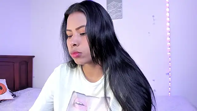 Snapshot of Michluxe_69 chatting on 12, 11, 2025 Michluxe 69 online show from 12, 11, 2025