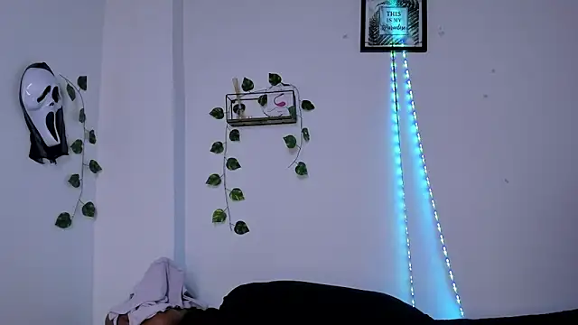 Snapshot of Michluxe_69 chatting on 13, 11, 2025 Michluxe 69 online show from 13, 11, 2025