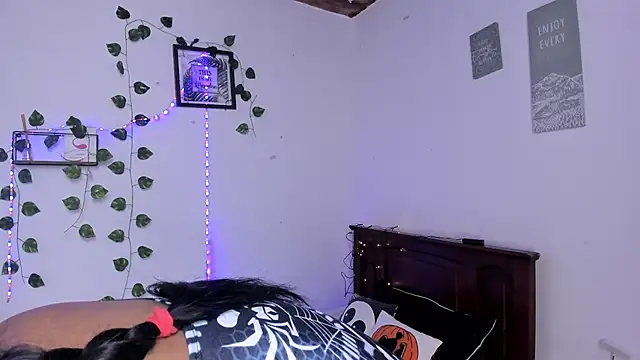 Snapshot of Michluxe_69 chatting on 2, 12, 2025 Michluxe 69 online show from 2, 12, 2025