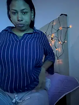 Snapshot of Michluxe_69 chatting on 15, 12, 2025 Michluxe 69 online show from 15, 12, 2025