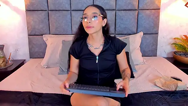 Roseaurora online show from 18, 5, 2026