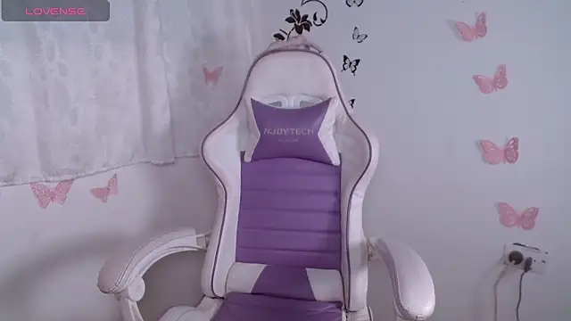 Snapshot of Violet-Flow chatting on 17, 4, 2026 Violet-Flow online show from 17, 4, 2026