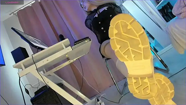 Snapshot of CruelSiren chatting on 11, 10, 2025 CruelSiren online show from 11, 10, 2025