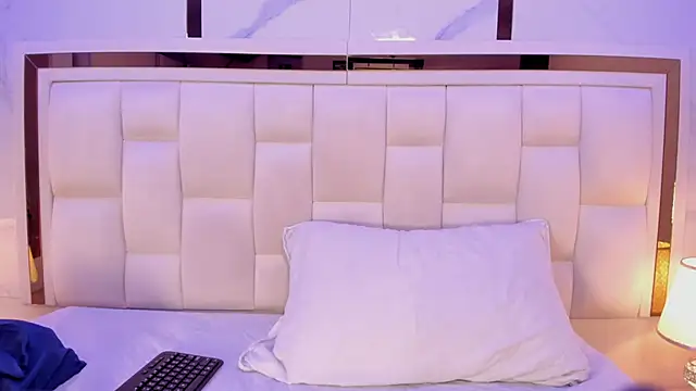 Snapshot of violet_sm chatting on 2, 12, 2025 violet sm online show from 2, 12, 2025