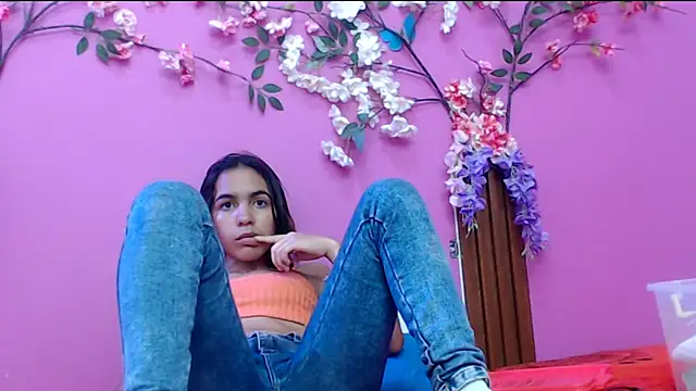 Snapshot of skinnysofia18 chatting on 10, 9, 2025 skinnysofia18 online show from 10, 9, 2025