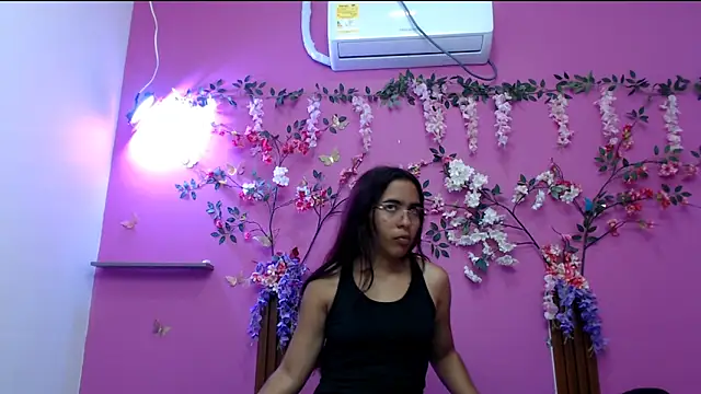 Snapshot of skinnysofia18 chatting on 6, 4, 2026 skinnysofia18 online show from 6, 4, 2026