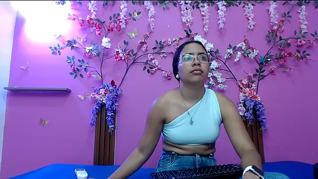 Snapshot of skinnysofia18 chatting on 13, 4, 2026 skinnysofia18 online show from 13, 4, 2026