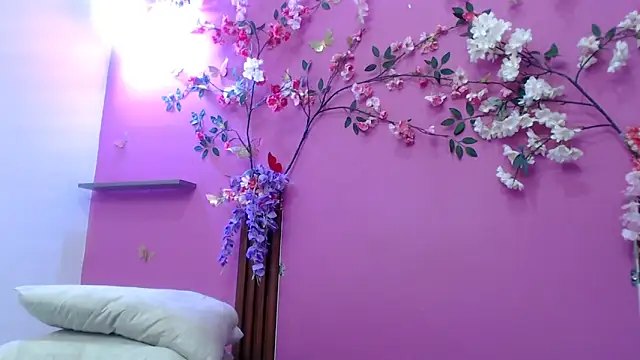 Snapshot of skinnysofia18 chatting on 19, 4, 2026 skinnysofia18 online show from 19, 4, 2026