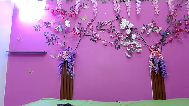 Snapshot of skinnysofia18 chatting on 7, 5, 2026 skinnysofia18 online show from 7, 5, 2026