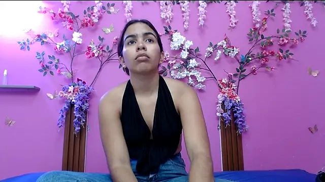 Snapshot of skinnysofia18 chatting on 8, 5, 2026 skinnysofia18 online show from 8, 5, 2026