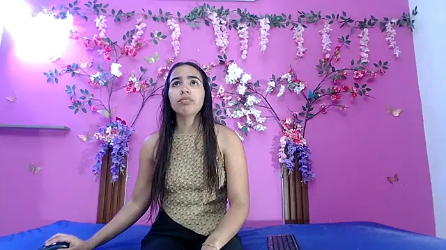 Snapshot of skinnysofia18 chatting on 17, 5, 2026 skinnysofia18 online show from 17, 5, 2026