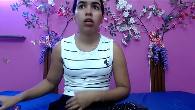 Snapshot of skinnysofia18 chatting on 25, 5, 2026 skinnysofia18 online show from 25, 5, 2026