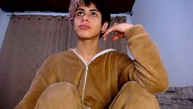 Snapshot of DaraKat18 chatting on 5, 4, 2026 DaraKat18 online show from 5, 4, 2026