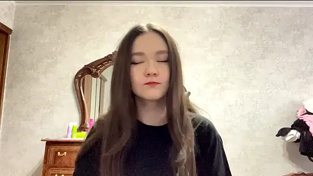 Snapshot of Pikmigirl18 chatting on 24, 9, 2025 Pikmigirl18 online show from 24, 9, 2025
