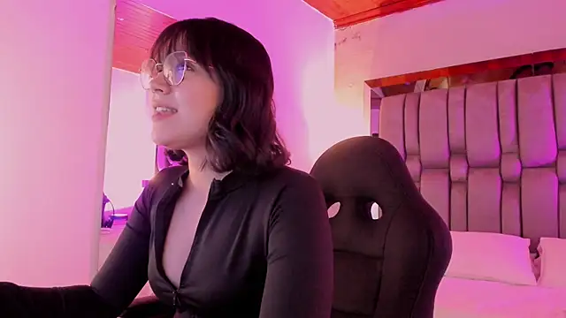 Snapshot of AnnaraLein chatting on 4, 12, 2025 AnnaraLein online show from 4, 12, 2025