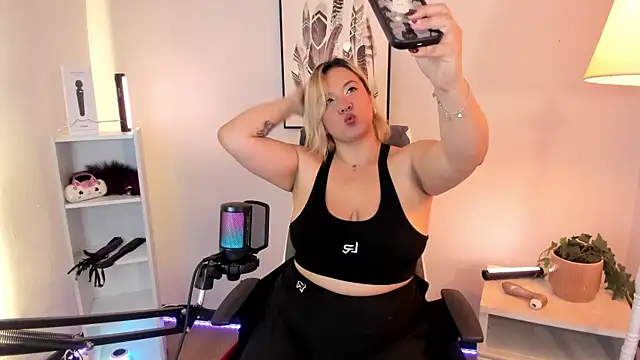 hollie joliie online show from 2, 3, 2026