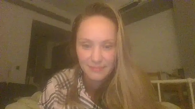 Snapshot of Molvina chatting on 4, 11, 2025 Molvina online show from 4, 11, 2025