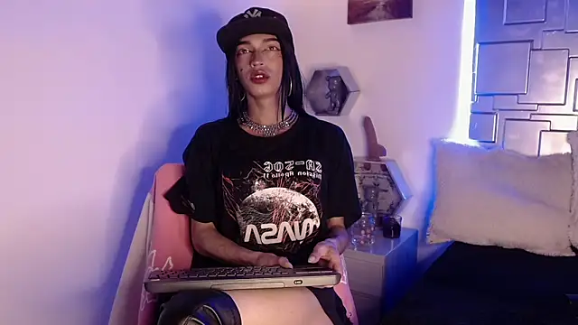 Trinity Knox online show from 20, 10, 2025