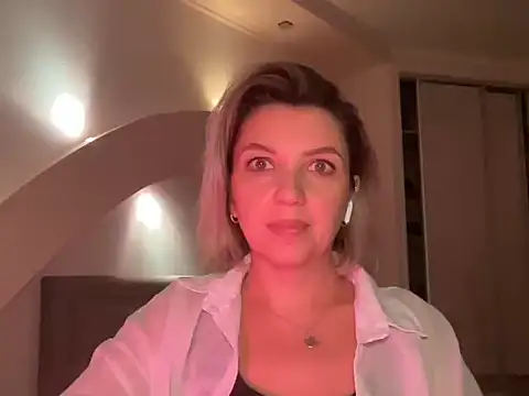 Snapshot of Fravelle chatting on 1, 11, 2025 Fravelle online show from 1, 11, 2025