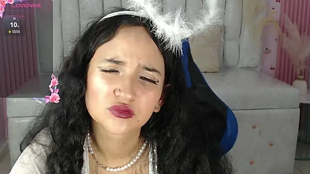 Snapshot of bella_vibess_s chatting on 6, 11, 2025 bella vibess s online show from 6, 11, 2025