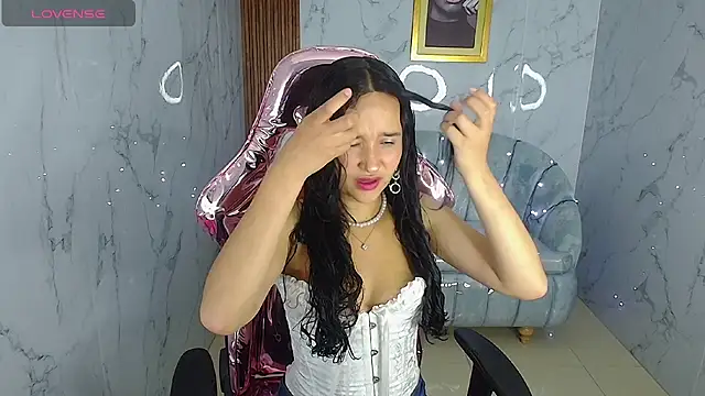 Snapshot of bella_vibess_s chatting on 16, 12, 2025 bella vibess s online show from 16, 12, 2025