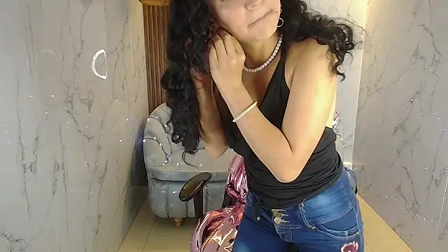 Snapshot of bella_vibess_s chatting on 17, 12, 2025 bella vibess s online show from 17, 12, 2025