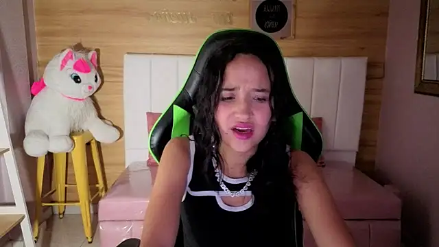 Snapshot of bella_vibess_s chatting on 16, 4, 2026 bella vibess s online show from 16, 4, 2026