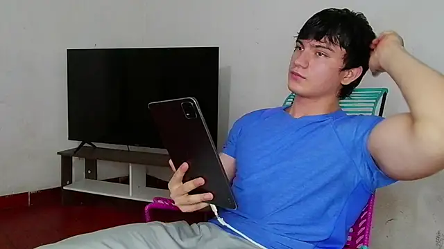 Snapshot of ErickWalton chatting on 12, 1, 2026 ErickWalton online show from 12, 1, 2026