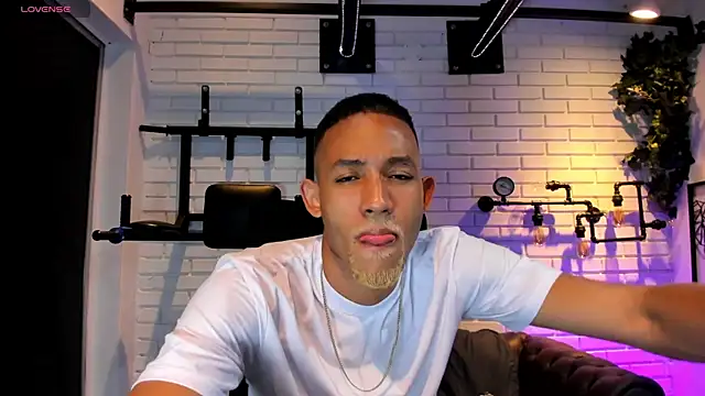 Snapshot of B_Wild chatting on 24, 9, 2025 B Wild online show from 24, 9, 2025