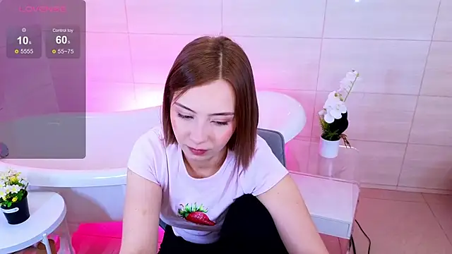 Snapshot of LumMina chatting on 5, 10, 2025 LumMina online show from 5, 10, 2025