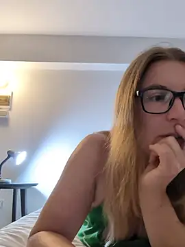 Snapshot of story_of_sarah chatting on 7, 5, 2026 story of sarah online show from 7, 5, 2026