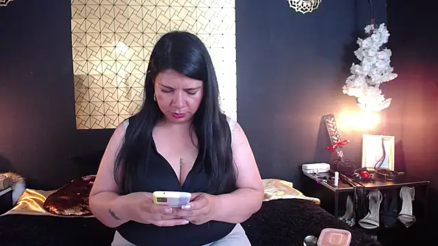 Snapshot of kinky_momm chatting on 8, 5, 2026 kinky momm online show from 8, 5, 2026