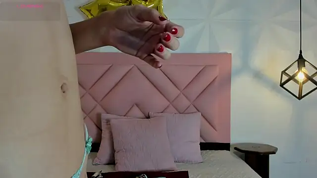 Snapshot of Caroline_daring chatting on 5, 7, 2026 Caroline daring online show from 5, 7, 2026