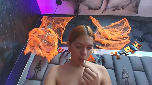 Snapshot of kissme_luna chatting on 28, 10, 2025 kissme luna online show from 28, 10, 2025