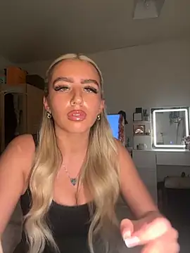 Snapshot of BlondeBetty chatting on 13, 11, 2025 BlondeBetty online show from 13, 11, 2025