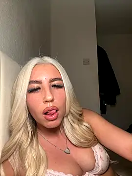 Snapshot of BlondeBetty chatting on 3, 12, 2025 BlondeBetty online show from 3, 12, 2025