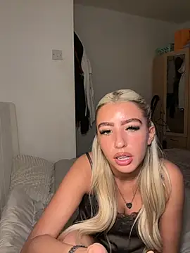 Snapshot of BlondeBetty chatting on 17, 12, 2025 BlondeBetty online show from 17, 12, 2025