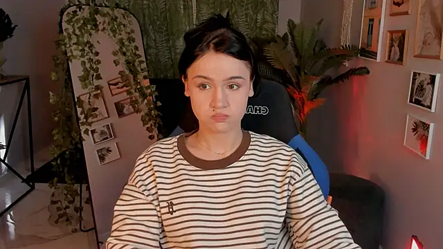 Snapshot of MonicaFarmer chatting on 15, 4, 2026 MonicaFarmer online show from 15, 4, 2026