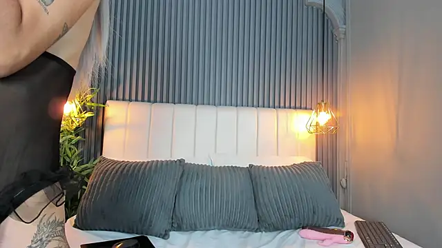 LunaBloomn online show from 8, 10, 2025