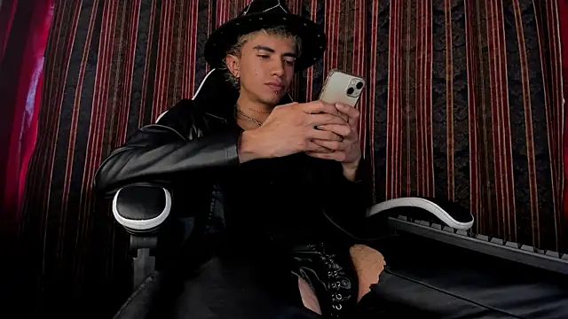 Snapshot of guynextdo0r chatting on 19, 11, 2025 guynextdo0r online show from 19, 11, 2025