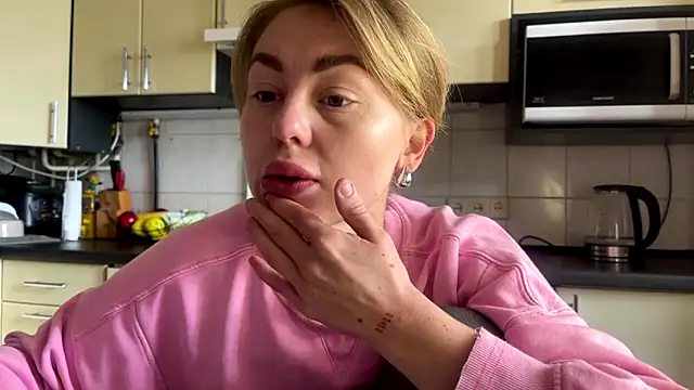 Snapshot of MartaLuna_ chatting on 22, 4, 2026 MartaLuna online show from 22, 4, 2026