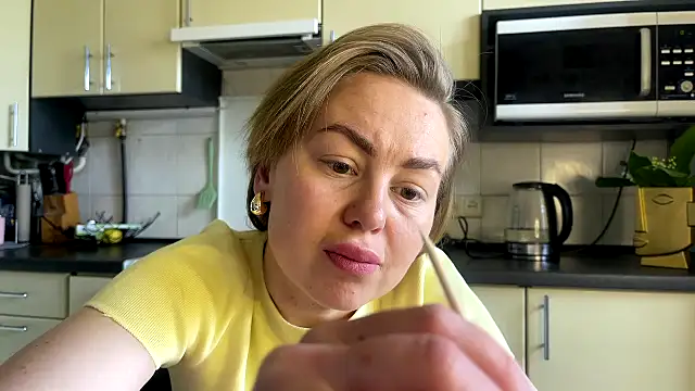Snapshot of MartaLuna_ chatting on 8, 5, 2026 MartaLuna online show from 8, 5, 2026