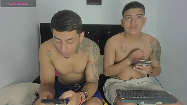 Snapshot of maykel_and_mike chatting on 15, 11, 2025 maykel and mike online show from 15, 11, 2025