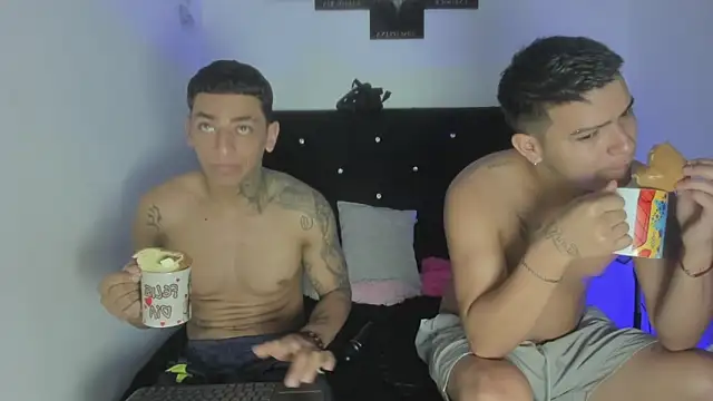 Snapshot of maykel_and_mike chatting on 17, 11, 2025 maykel and mike online show from 17, 11, 2025