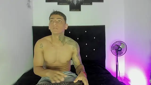 Snapshot of maykel_and_mike chatting on 29, 11, 2025 maykel and mike online show from 29, 11, 2025