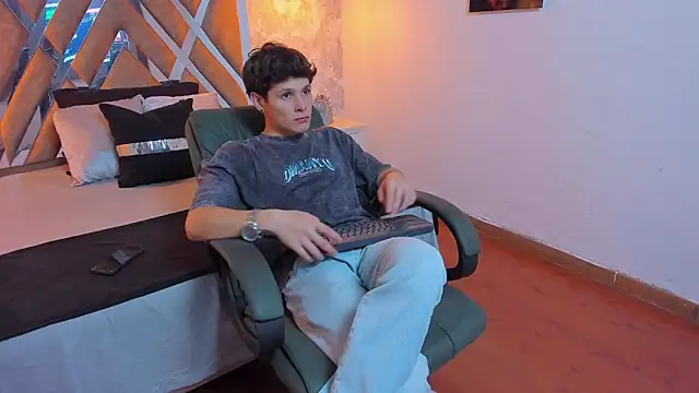 Snapshot of kraven_lust chatting on 30, 9, 2025 kraven lust online show from 30, 9, 2025