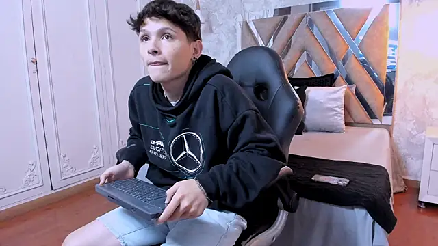 Snapshot of kraven_lust chatting on 18, 10, 2025 kraven lust online show from 18, 10, 2025