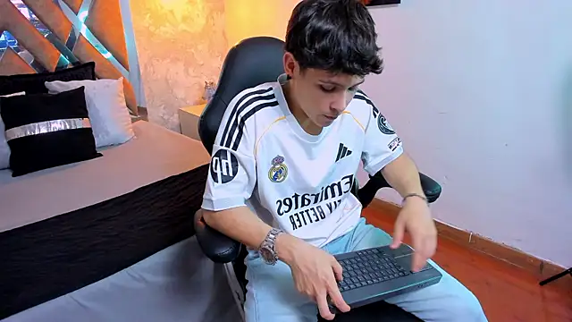 Snapshot of kraven_lust chatting on 23, 10, 2025 kraven lust online show from 23, 10, 2025