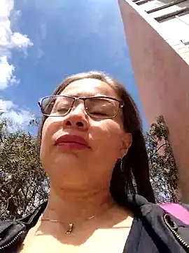 LaraCaliente online show from 8, 4, 2026